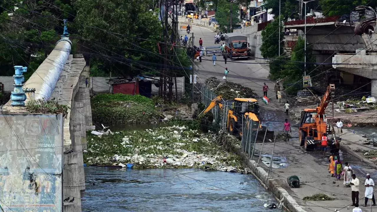 Moosarambagh Bridge : మూసారాంబాగ్ వంతెన వద్ద అడ్డుగా చెత్త Moosarambagh Bridge : మూసారాంబాగ్ వంతెన వద్ద అడ్డుగా చెత్త