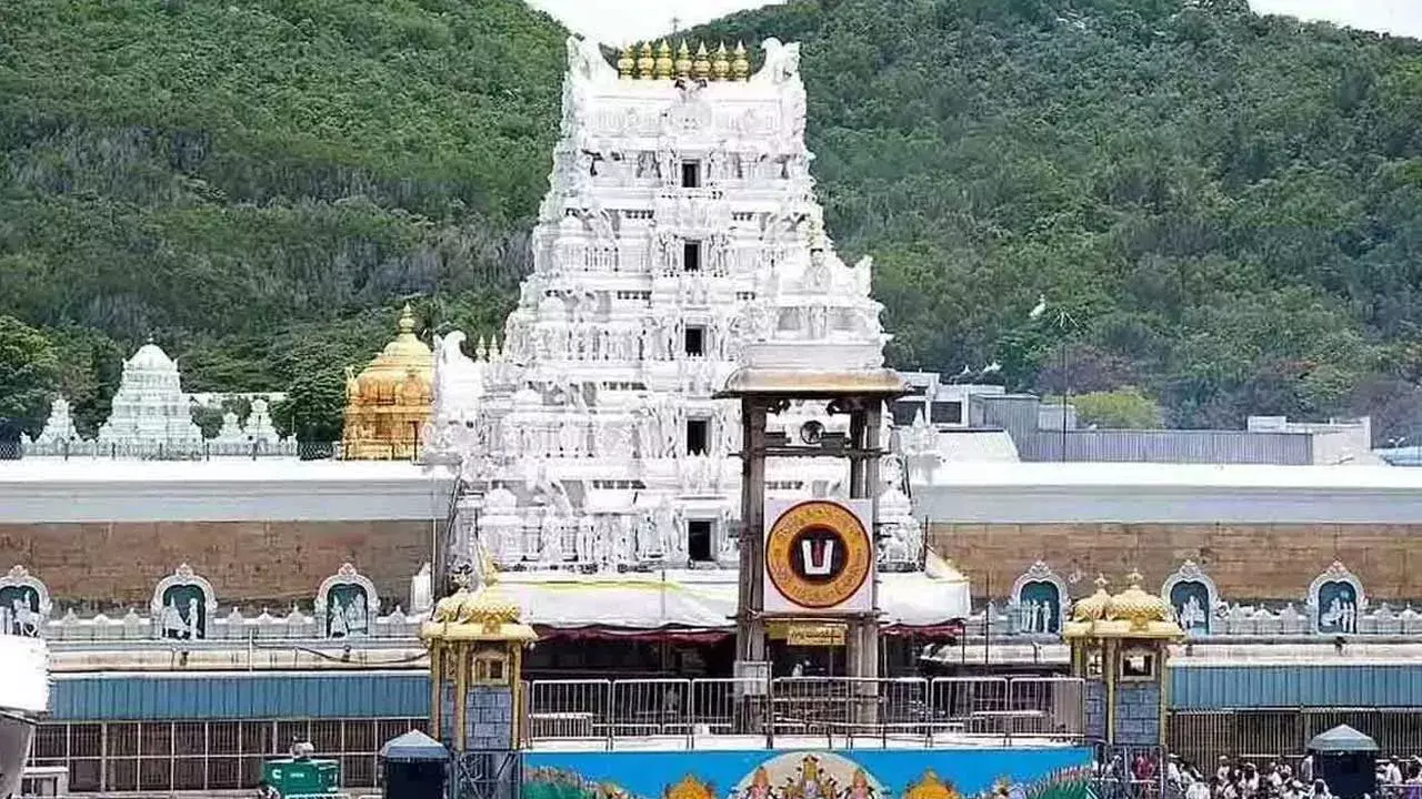Tirumala : తిరుమలలో భక్తుల రద్దీ.. సర్వదర్శనానికి 24 గంటల సమయం