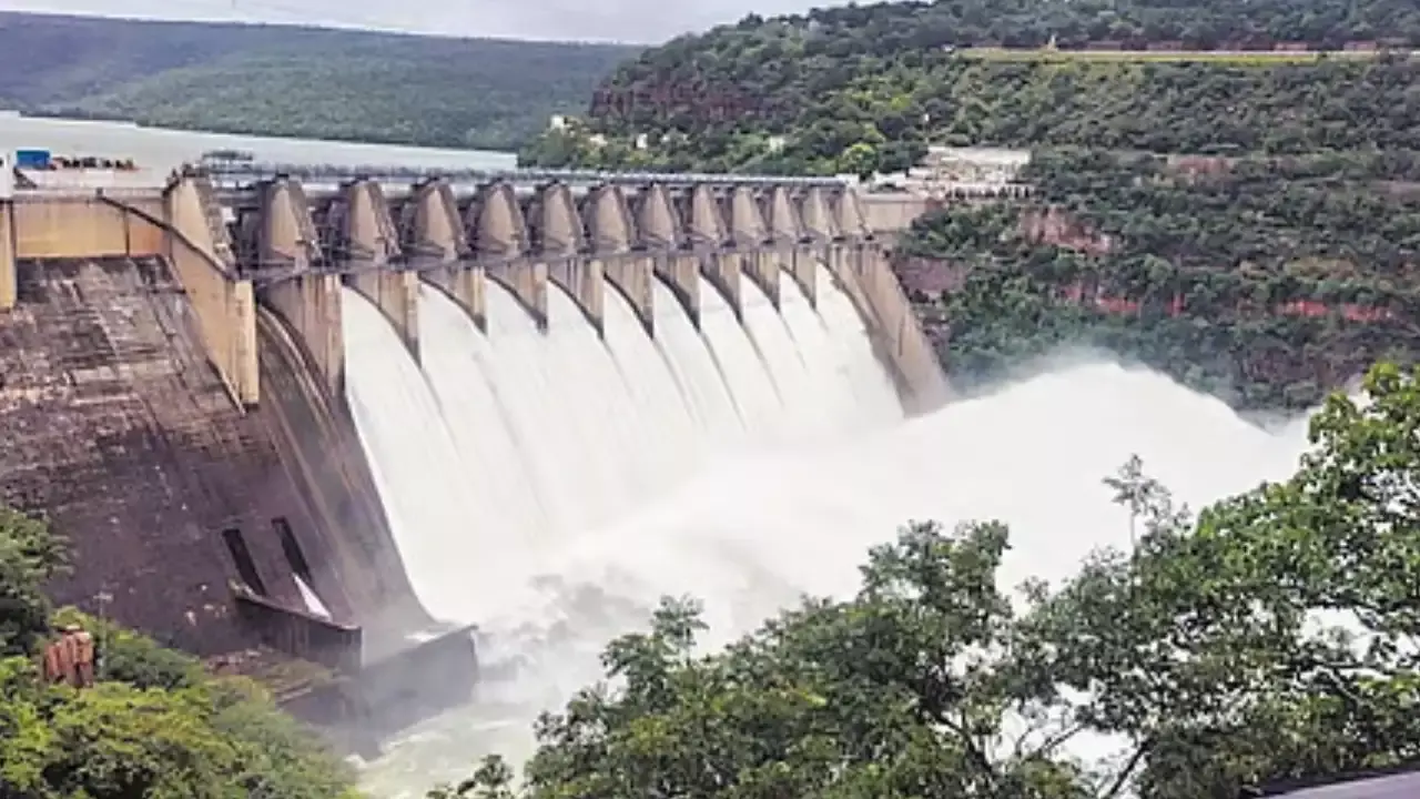 Srisailam Reservoir : శ్రీశైలం జలాశయానికి భారీ వరద.. గేట్లు ఎత్తిన అధికారులు