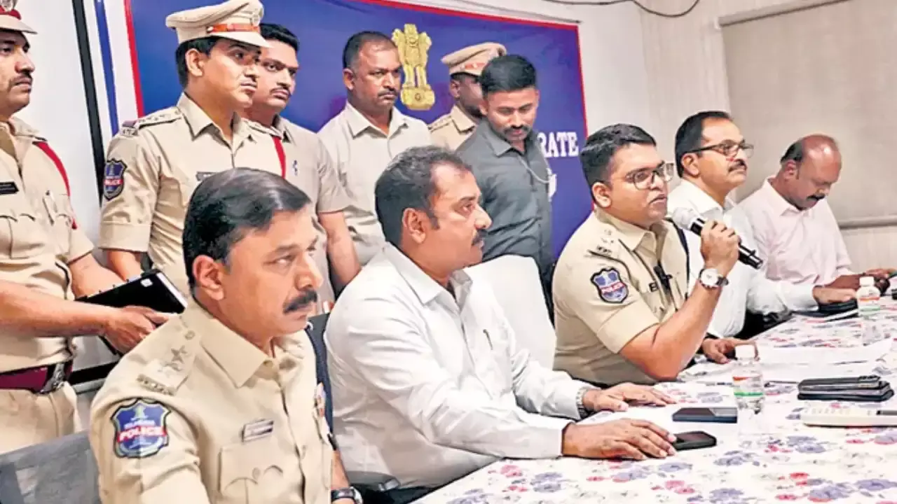 Hyderabad : చందానగర్ ఖజానా జ్యువెలరీ దోపిడీ కేసును ఛేదించిన పోలీసులు Hyderabad : చందానగర్ ఖజానా జ్యువెలరీ దోపిడీ కేసును ఛేదించిన పోలీసులు