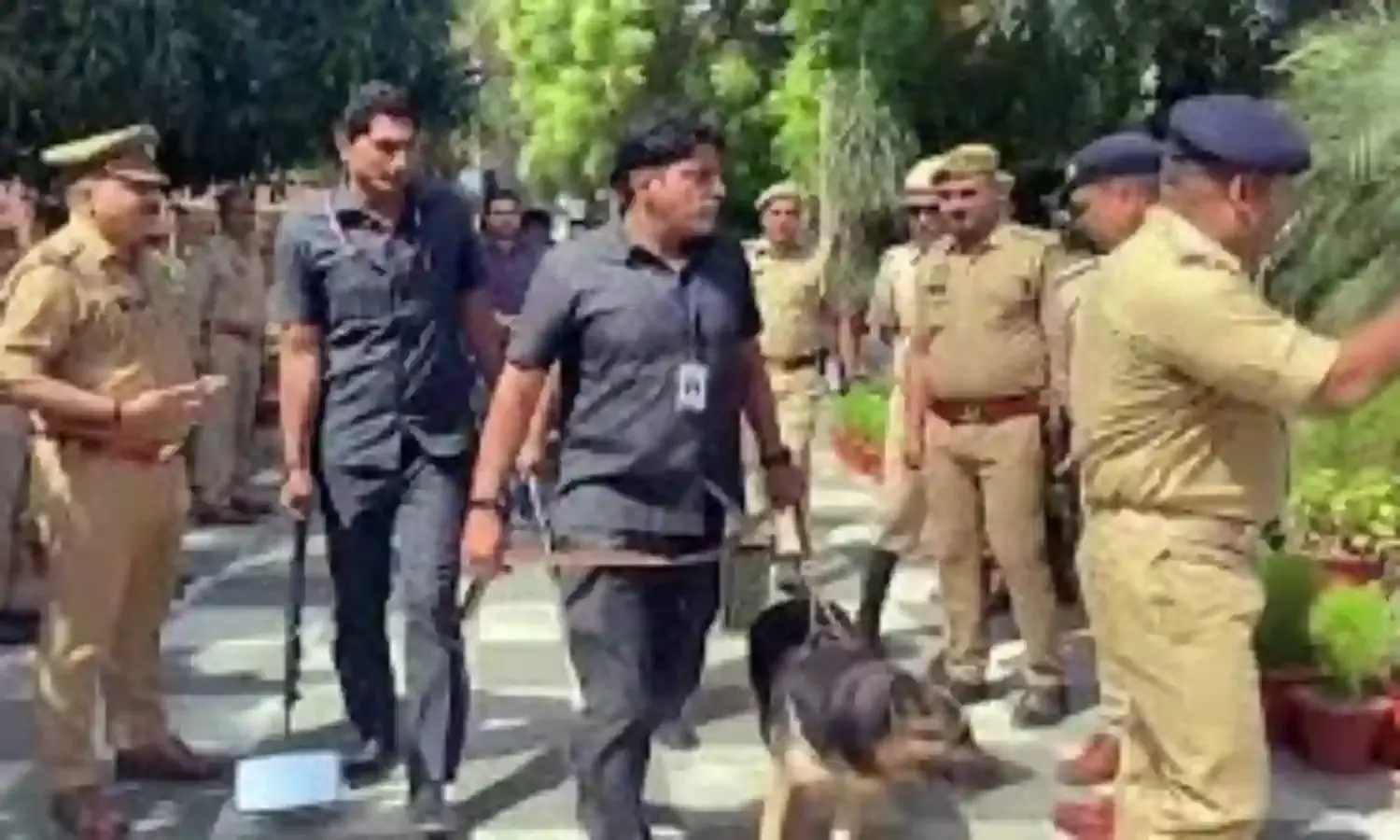 Delhi: ఢిల్లీలో స్కూళ్లకు బాంబ్ బెదిరింపులు.. Delhi: ఢిల్లీలో స్కూళ్లకు బాంబ్ బెదిరింపులు..