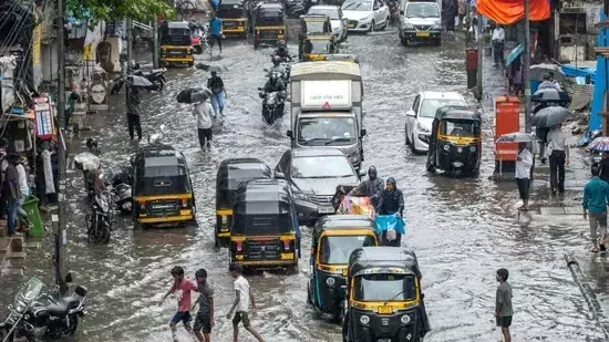 Mumbai Rains: జలదిగ్బంధంలో ఆర్థిక రాజధాని.. Mumbai Rains: జలదిగ్బంధంలో ఆర్థిక రాజధాని..