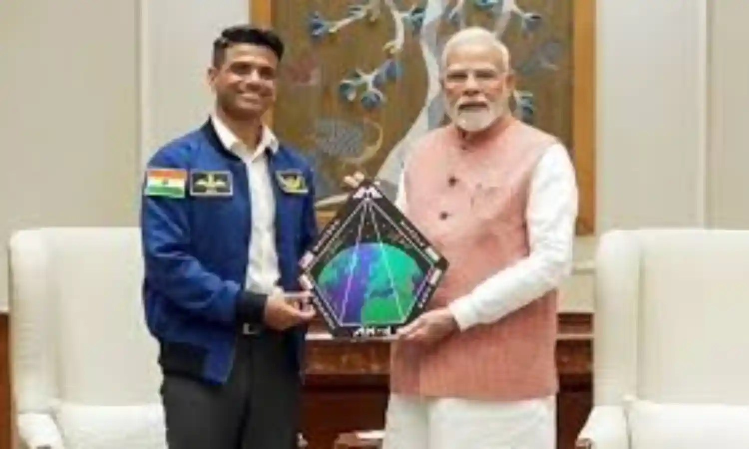 Shubhanshu Shukla: ప్రధాని మోడీని కలిసిన శుభాన్షు శుక్లా.. Shubhanshu Shukla: ప్రధాని మోడీని కలిసిన శుభాన్షు శుక్లా..