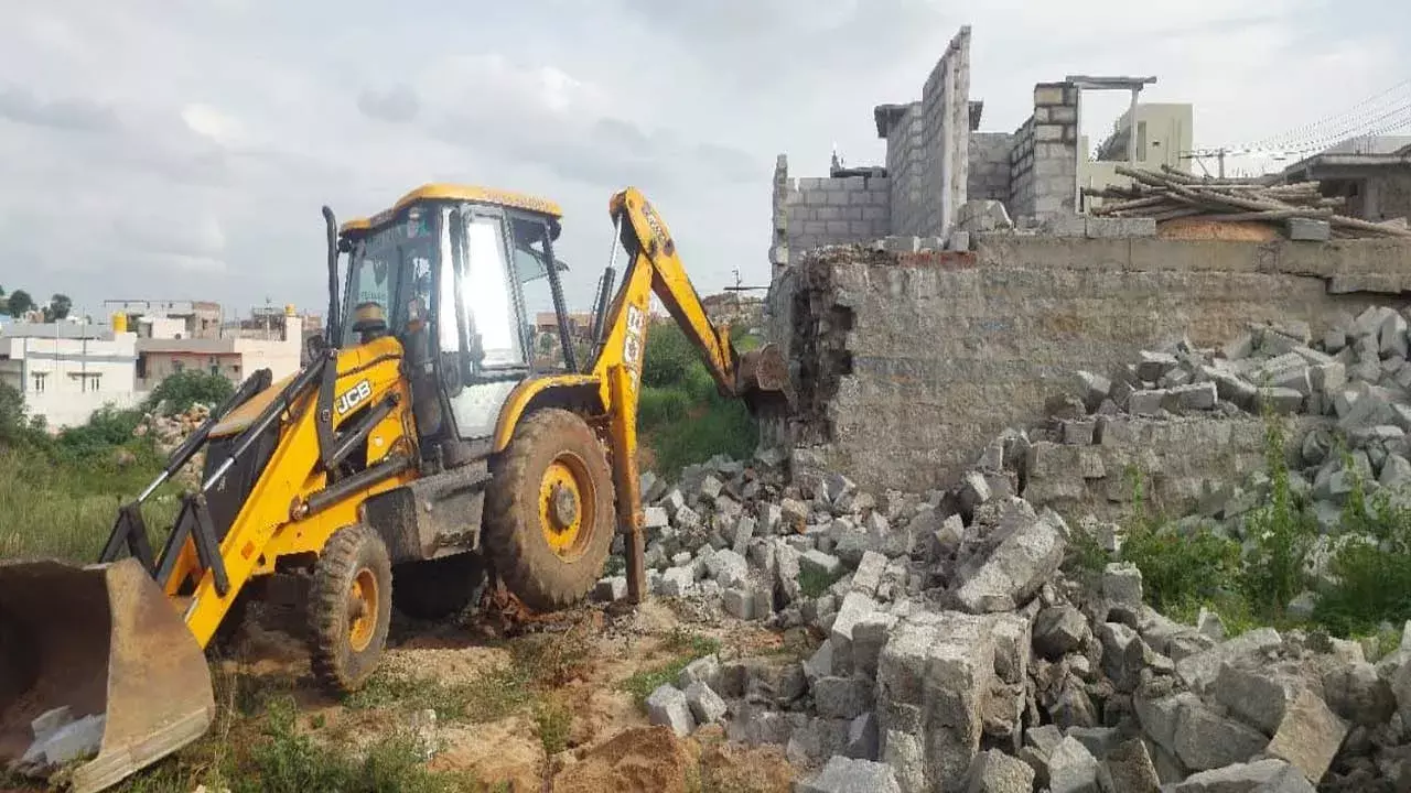 Madanapalle : అమ్మ చెరువు మిట్టలో ఆక్రమణలపై రెవెన్యూ అధికారుల ఉక్కుపాదం Madanapalle : అమ్మ చెరువు మిట్టలో ఆక్రమణలపై రెవెన్యూ అధికారుల ఉక్కుపాదం