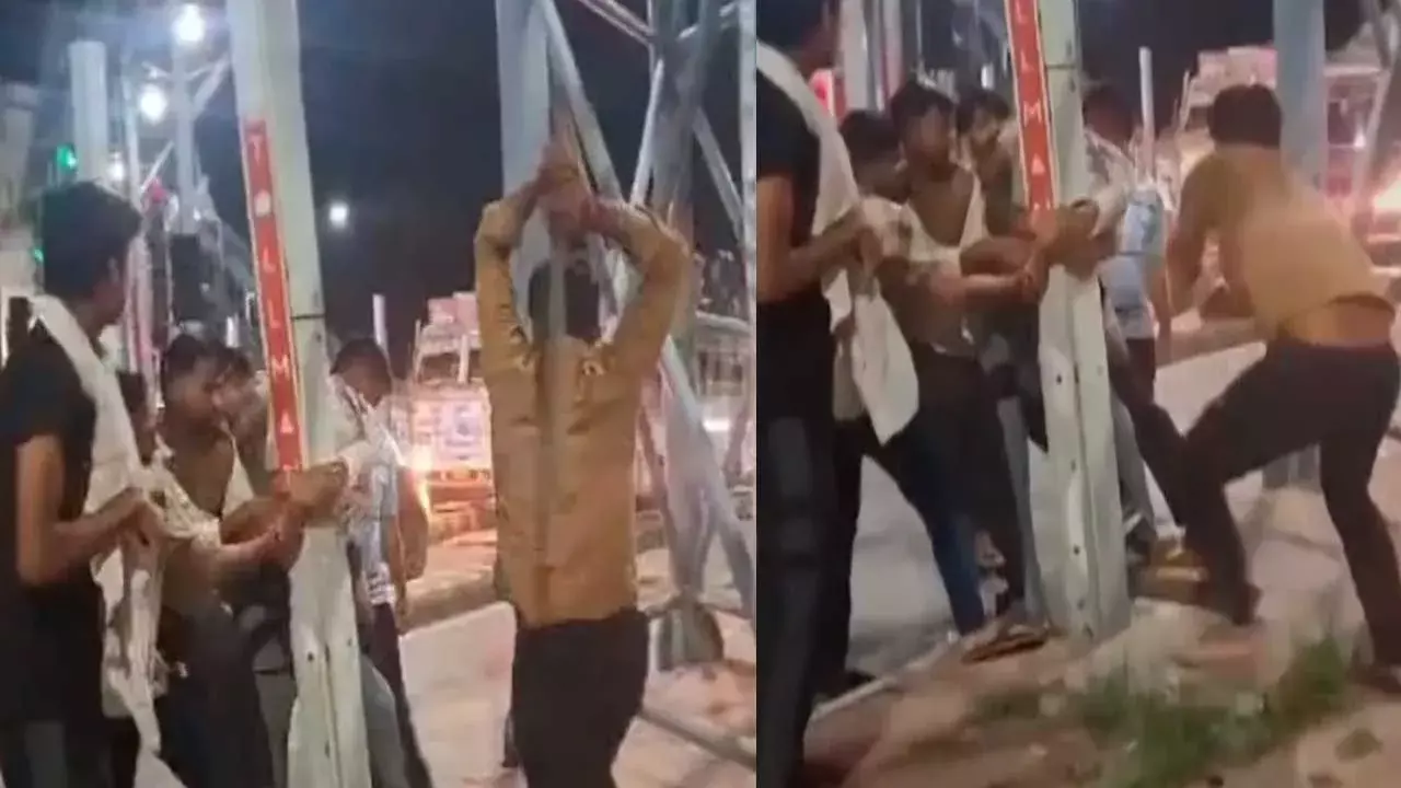 Army Jawan : ఆర్మీ జవాన్పై టోల్గేట్ సిబ్బంది కర్రలతో దాడి.. వీడియో వైరల్ Army Jawan : ఆర్మీ జవాన్పై టోల్గేట్ సిబ్బంది కర్రలతో దాడి.. వీడియో వైరల్