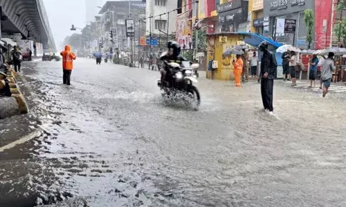 Mumbai Rains:ముంబై, థానేలో భారీ వర్షాలు.. IMD రెడ్ అలర్ట్ జారీ Mumbai Rains:ముంబై, థానేలో భారీ వర్షాలు.. IMD రెడ్ అలర్ట్ జారీ
