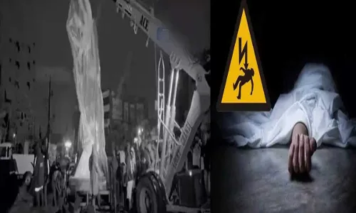 Hyderabad : విషాదం.. వినాయక విగ్రహాలు తరలిస్తూ కరెంట్ షాక్తో ముగ్గురు మృతి Hyderabad : విషాదం.. వినాయక విగ్రహాలు తరలిస్తూ కరెంట్ షాక్తో ముగ్గురు మృతి