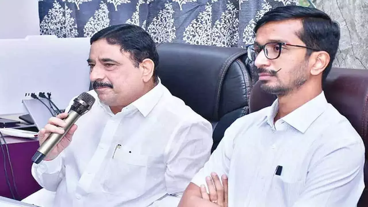 MLA Kalava : రాయదుర్గాన్ని అభివృద్ధి చేద్దాం తగిన సూచనలు ఇవ్వండి : ఎమ్మెల్యే కాలవ MLA Kalava : రాయదుర్గాన్ని అభివృద్ధి చేద్దాం తగిన సూచనలు ఇవ్వండి : ఎమ్మెల్యే కాలవ