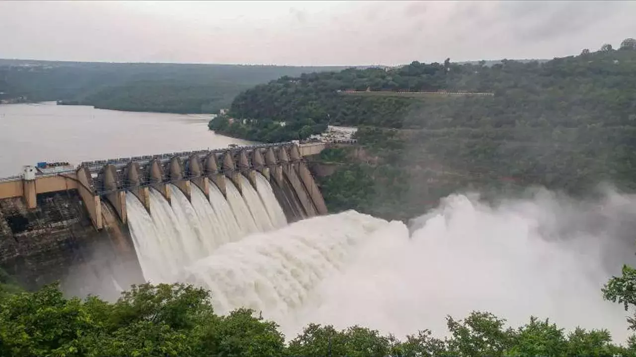 Srisailam Projec : శ్రీశైలం ప్రాజెక్ట్ కు భారీ వరద పోటు