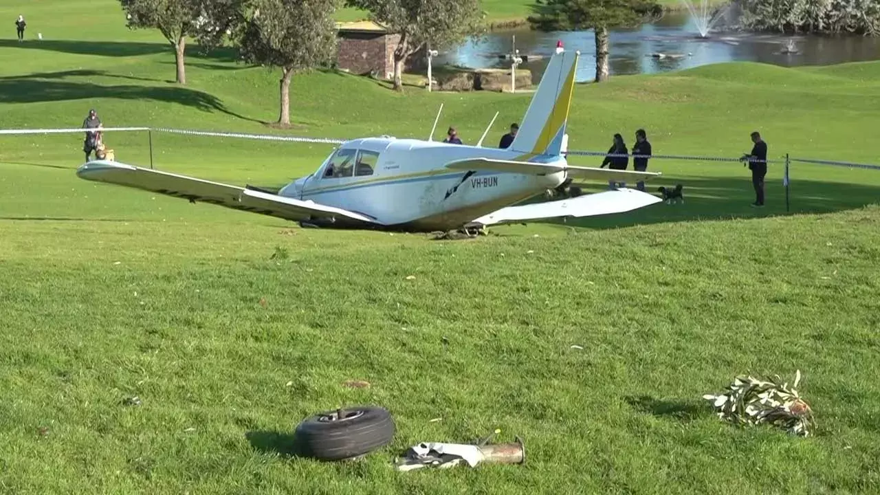 Plane Crashes : గోల్ఫ్ కోర్టులో కుప్పకూలిన విమానం..
