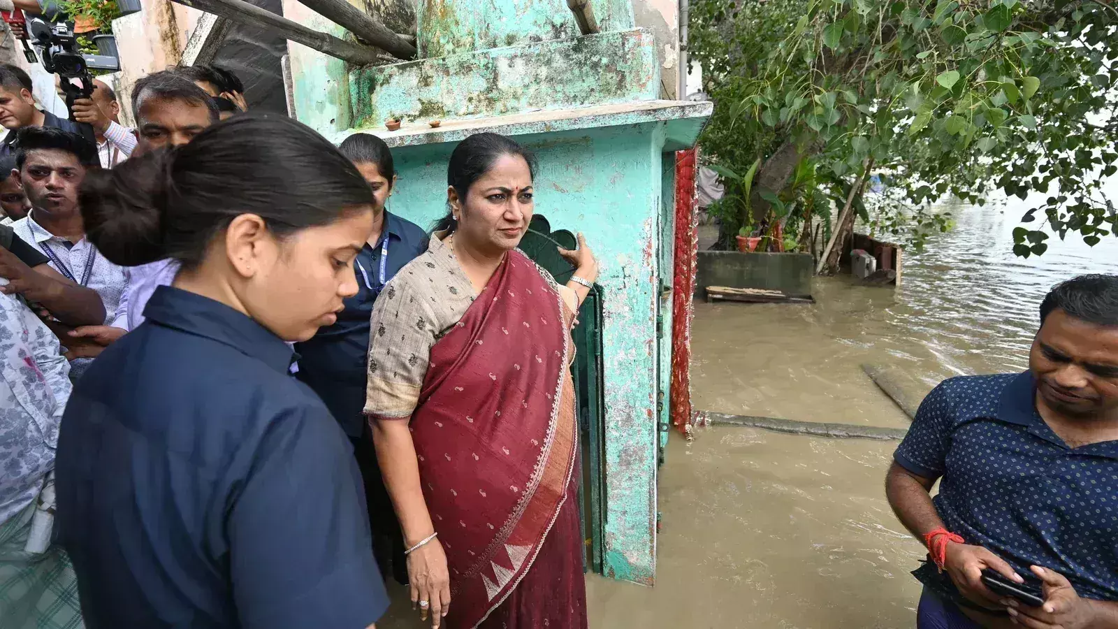 Rekha Gupta Attacked: రేఖా గుప్తాను చెంపదెబ్బ కొట్టిన యువకుడు Rekha Gupta Attacked: రేఖా గుప్తాను చెంపదెబ్బ కొట్టిన యువకుడు