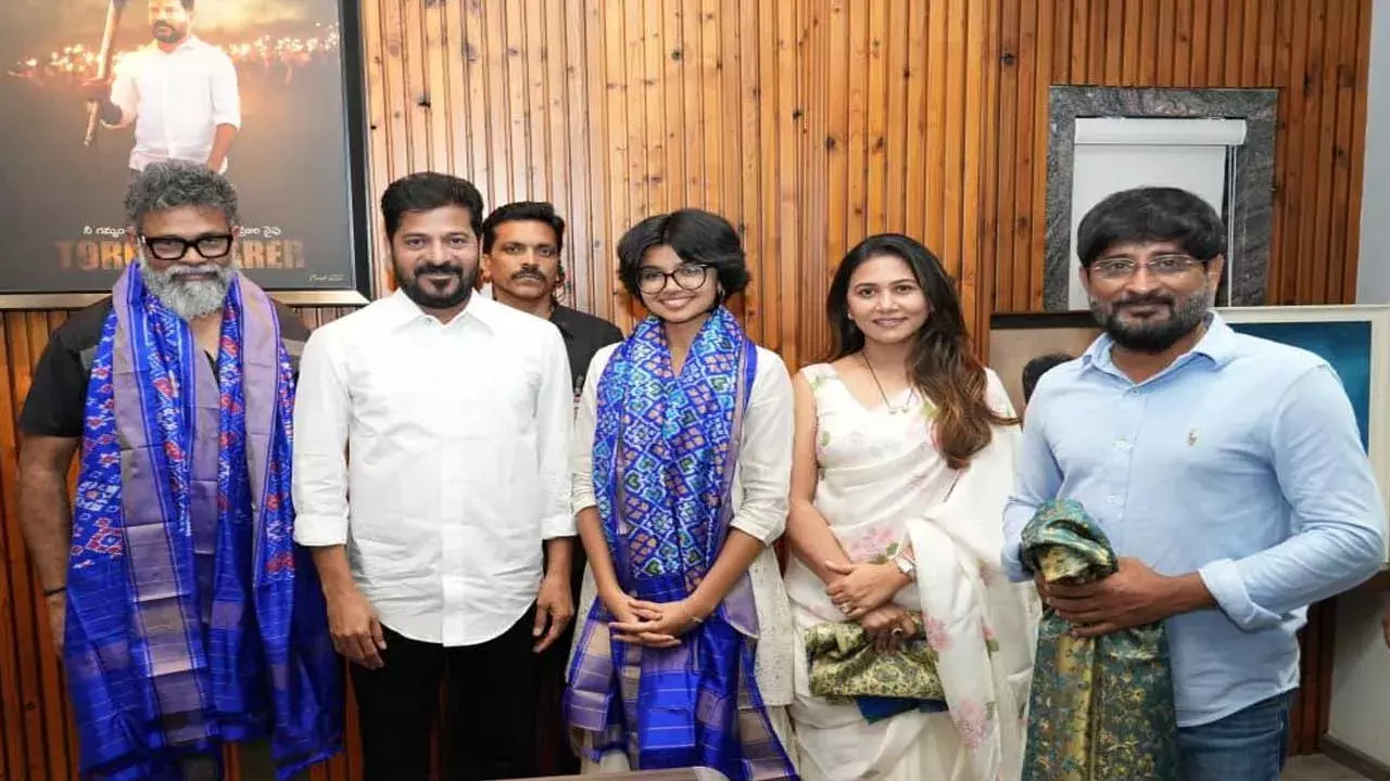 Telangana : సుకుమార్ కూతురికి సీఎం రేవంత్ రెడ్డి సన్మానం Telangana : సుకుమార్ కూతురికి సీఎం రేవంత్ రెడ్డి సన్మానం