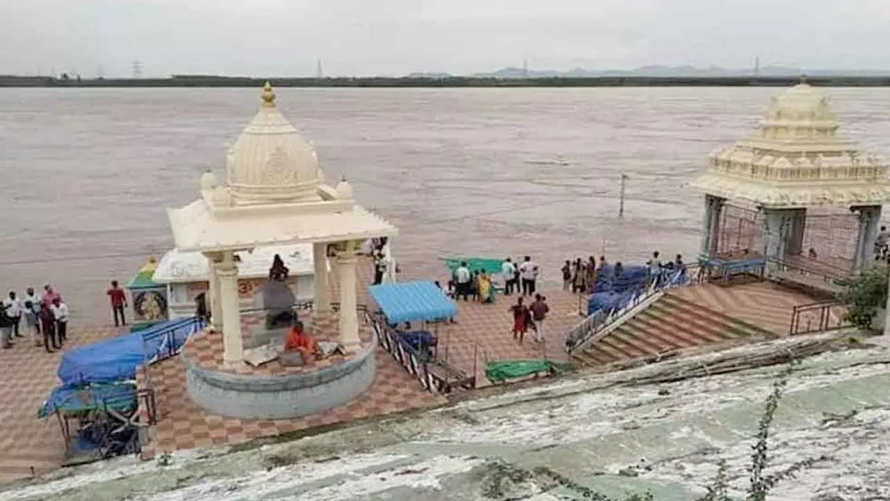 Bhadrachalam : భద్రాచలం వద్ద గోదావరి ఉగ్ర రూపం.. అధికారుల అలెర్ట్...