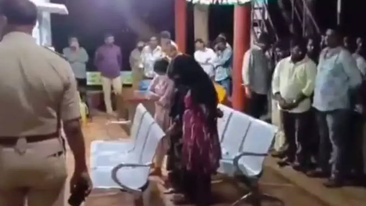 Rave Party : గోదావరి జిల్లాలో రేవ్ పార్టీ కలకలం.. భారీగా డబ్బు, మద్యం స్వాధీనం.. Rave Party : గోదావరి జిల్లాలో రేవ్ పార్టీ కలకలం.. భారీగా డబ్బు, మద్యం స్వాధీనం..