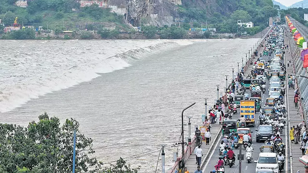 Prakasam Barrage : ప్రకాశం బ్యారేజ్ వద్ద కొనసాగుతున్న మొదటి ప్రమాద హెచ్చరిక Prakasam Barrage : ప్రకాశం బ్యారేజ్ వద్ద కొనసాగుతున్న మొదటి ప్రమాద హెచ్చరిక