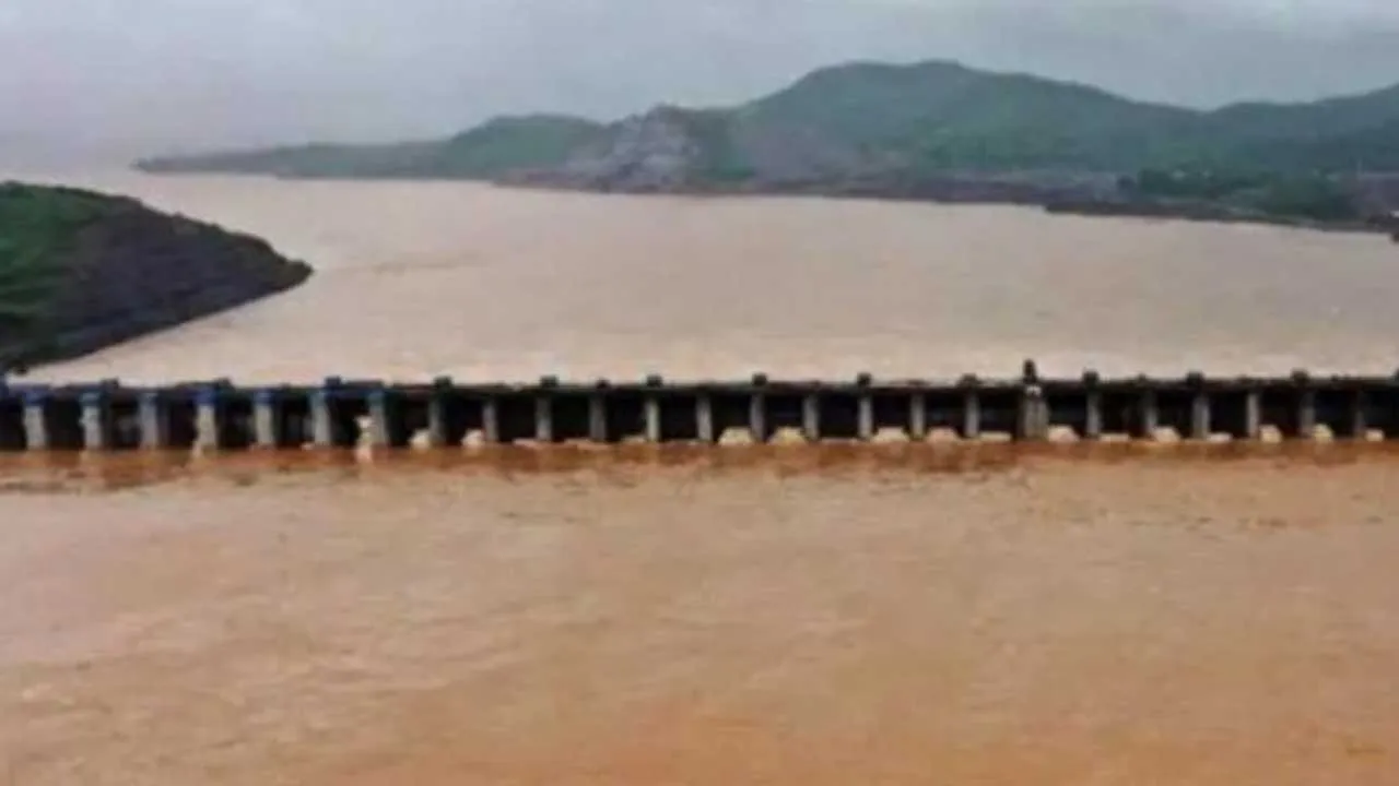 Godavari River : ఉప్పొంగి ప్రవహిస్తున్న గోదావరి.. సముద్రంలోకి నీరు విడుదల... Godavari River : ఉప్పొంగి ప్రవహిస్తున్న గోదావరి.. సముద్రంలోకి నీరు విడుదల...