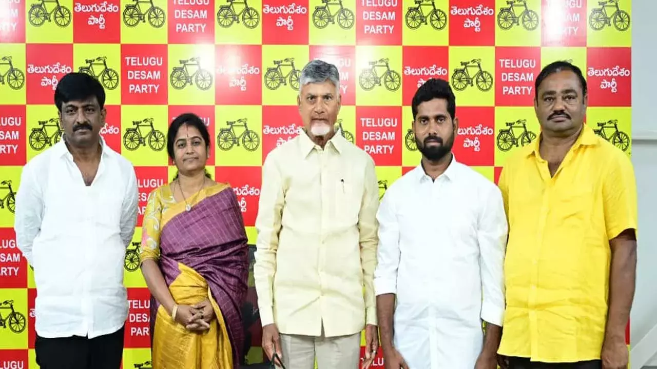 AP : సీఎం చంద్రబాబును కలిసిన పులివెందుల జడ్పీటీసీ విజేత లతారెడ్డి AP : సీఎం చంద్రబాబును కలిసిన పులివెందుల జడ్పీటీసీ విజేత లతారెడ్డి