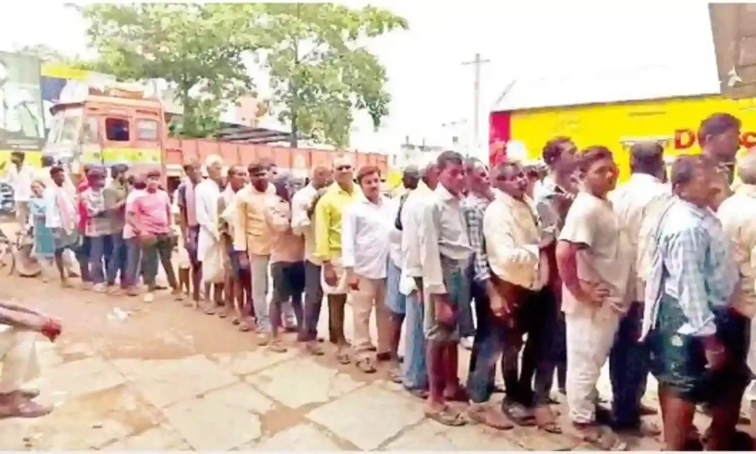 FARMERS: బస్తా యూరియా కోసం రైతన్నల పడిగాపులు FARMERS: బస్తా యూరియా కోసం రైతన్నల పడిగాపులు