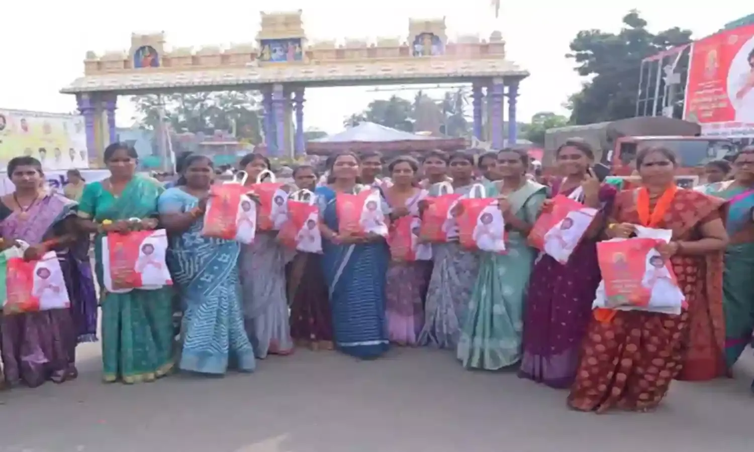 Pithapuram : పిఠాపురంలో సామూహిక వరలక్ష్మీ వ్రతాలు..10వేల మందికి పవన్ చీరలు Pithapuram : పిఠాపురంలో సామూహిక వరలక్ష్మీ వ్రతాలు..10వేల మందికి పవన్ చీరలు