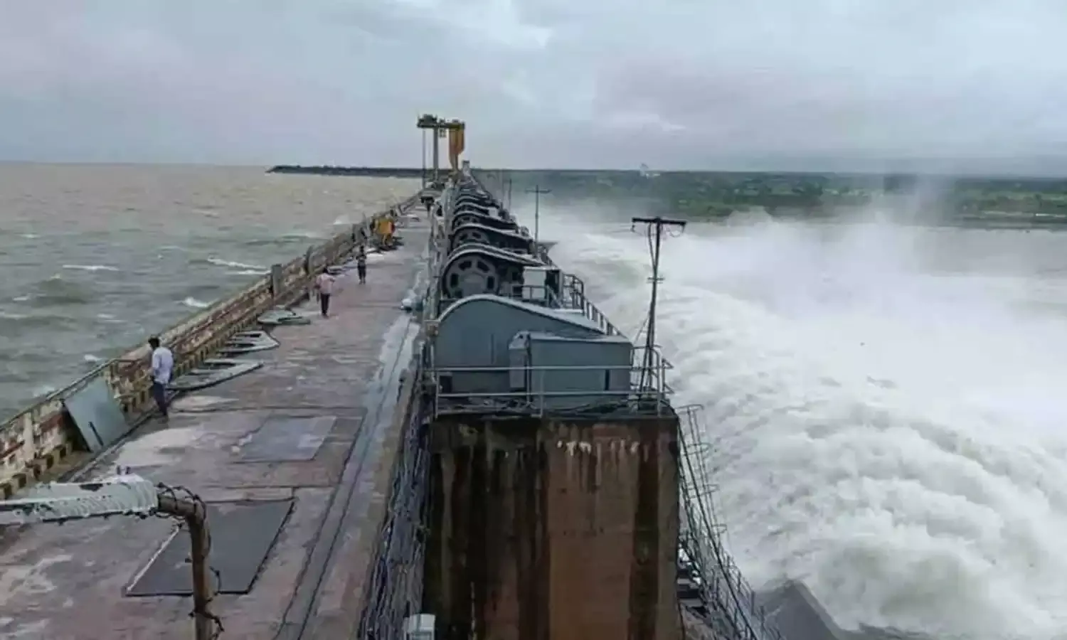 Sriramsagar Project : శ్రీరాంసాగర్ ప్రాజెక్టుకు వరద ఉద్ధృతి.. 16 గేట్లు ఎత్తివేత Sriramsagar Project : శ్రీరాంసాగర్ ప్రాజెక్టుకు వరద ఉద్ధృతి.. 16 గేట్లు ఎత్తివేత