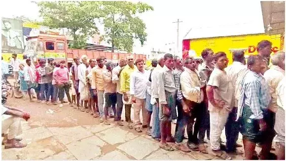 FARMERS: బస్తా యూరియా కోసం రైతన్నల పడిగాపులు FARMERS: బస్తా యూరియా కోసం రైతన్నల పడిగాపులు