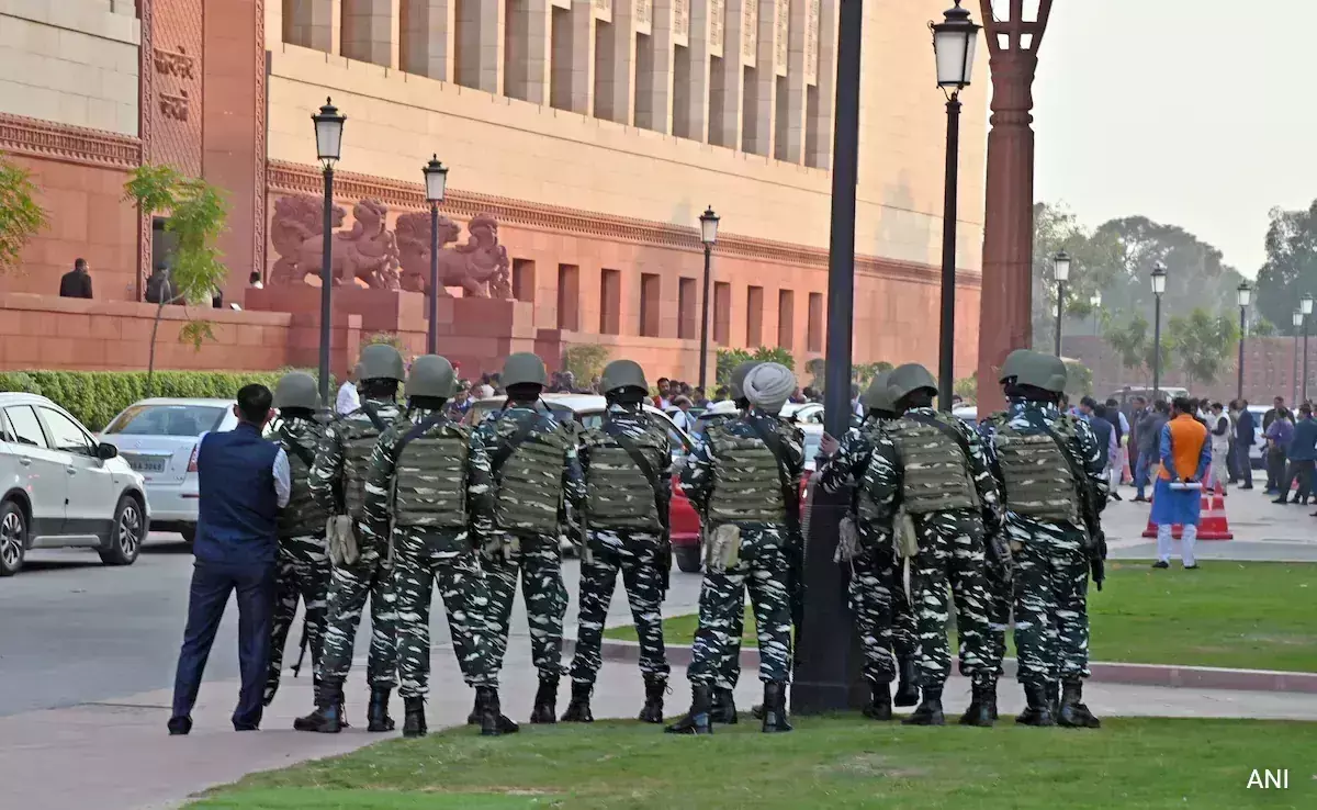 Parliament: పార్లమెంట్  గోడ దూకి లోపలికి ఆగంతుకుడు! Parliament: పార్లమెంట్  గోడ దూకి లోపలికి ఆగంతుకుడు!