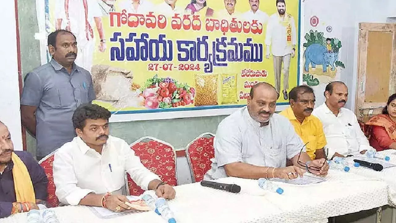 AP : అధికారులు అలర్ట్గా ఉండాలి.. గోదావరి వరదలపై మంత్రి అచ్చెన్నాయుడు సమీక్ష AP : అధికారులు అలర్ట్గా ఉండాలి.. గోదావరి వరదలపై మంత్రి అచ్చెన్నాయుడు సమీక్ష