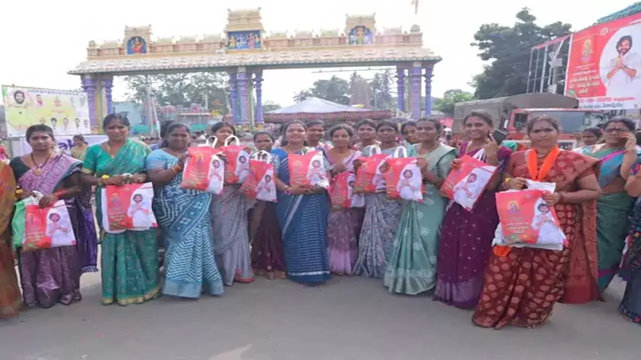 Pithapuram : పిఠాపురంలో సామూహిక వరలక్ష్మీ వ్రతాలు..10వేల మందికి పవన్ చీరలు Pithapuram : పిఠాపురంలో సామూహిక వరలక్ష్మీ వ్రతాలు..10వేల మందికి పవన్ చీరలు