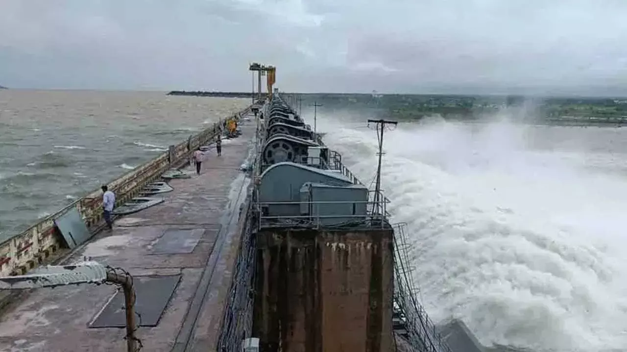 Sriramsagar Project : శ్రీరాంసాగర్‌ ప్రాజెక్టుకు వరద ఉద్ధృతి.. 16 గేట్లు ఎత్తివేత