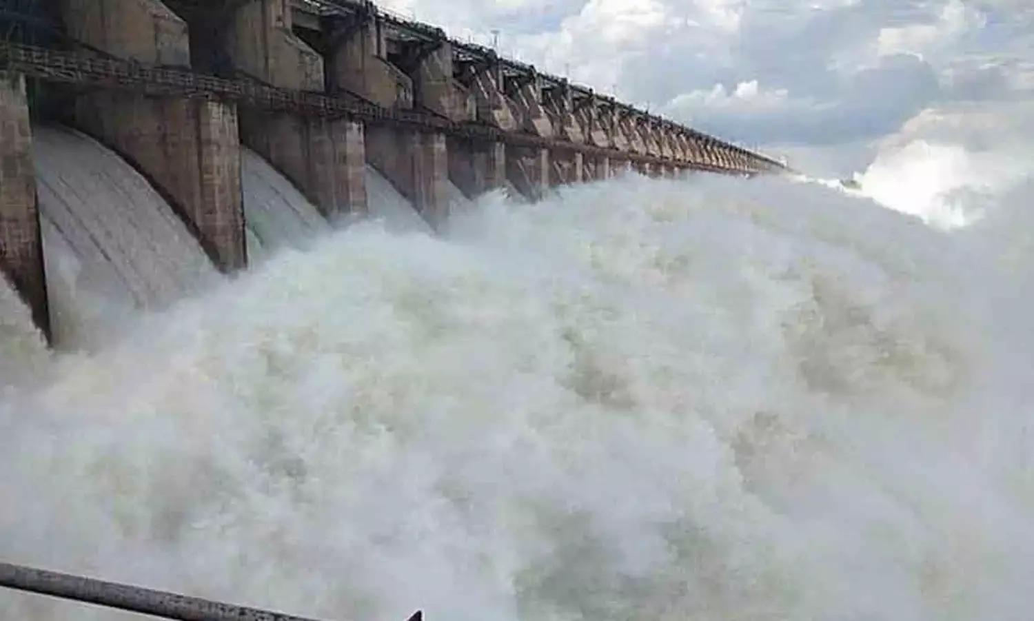 FLOODS: శ్రీరాంసాగర్ ప్రాజెక్టులో వరద.. 16 గేట్లు ఎత్తి నీరు విడుదల FLOODS: శ్రీరాంసాగర్ ప్రాజెక్టులో వరద.. 16 గేట్లు ఎత్తి నీరు విడుదల
