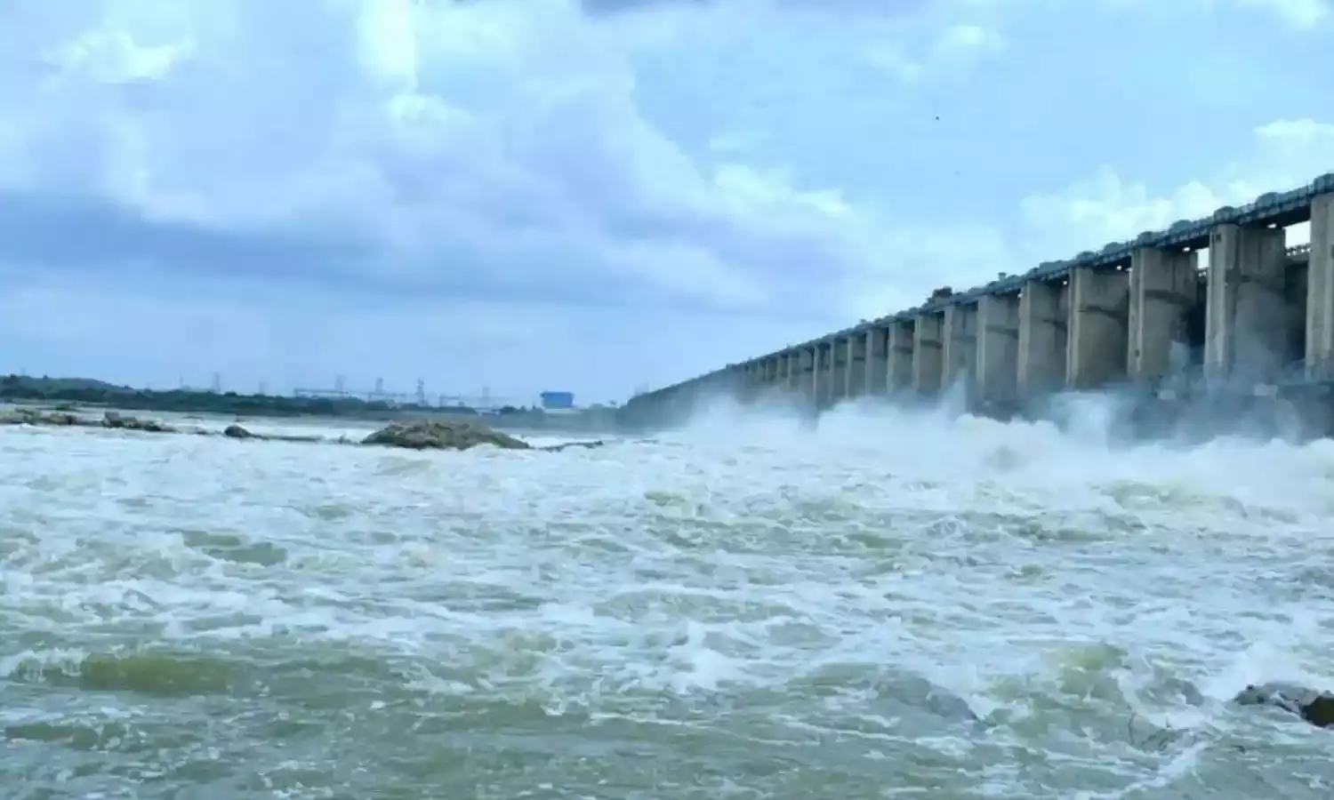 Jurala : జూరాలకు పోటెత్తిన వరద.. గేట్లు ఎత్తి దిగువకు నీరు విడుదల.. Jurala : జూరాలకు పోటెత్తిన వరద.. గేట్లు ఎత్తి దిగువకు నీరు విడుదల..