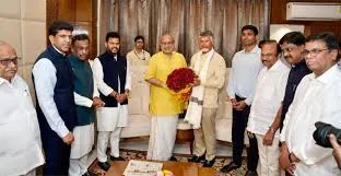 CBN: తెలుగువాడే అయినా మద్దతు ఎలా ఇస్తాం: చంద్రబాబు CBN: తెలుగువాడే అయినా మద్దతు ఎలా ఇస్తాం: చంద్రబాబు
