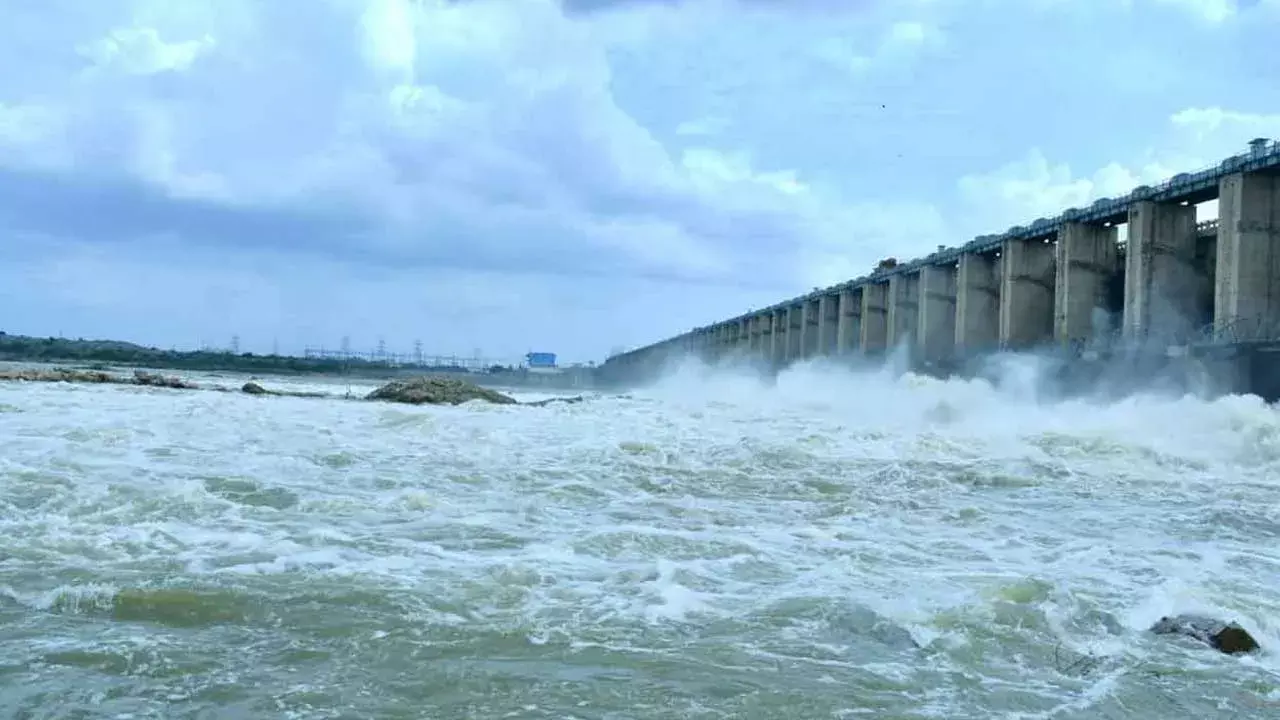 Jurala : జూరాలకు పోటెత్తిన వరద.. గేట్లు ఎత్తి దిగువకు నీరు విడుదల..