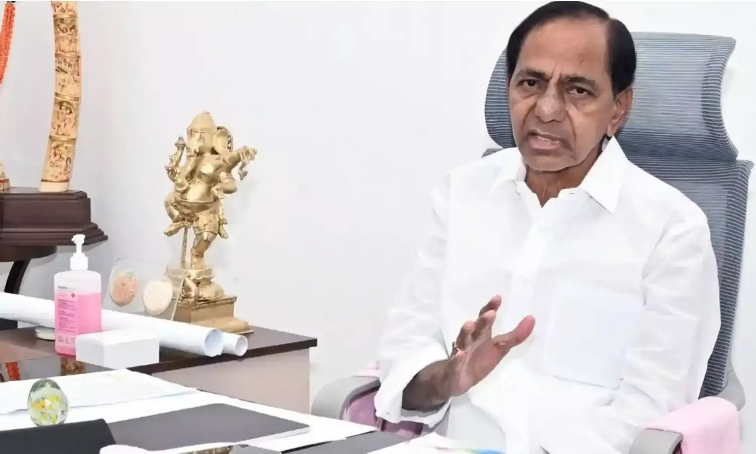 KCR: కేసీఆర్కు మళ్లీ అనారోగ్యం.. ఫామ్హౌస్కు వైద్యులు.! KCR: కేసీఆర్కు మళ్లీ అనారోగ్యం.. ఫామ్హౌస్కు వైద్యులు.!