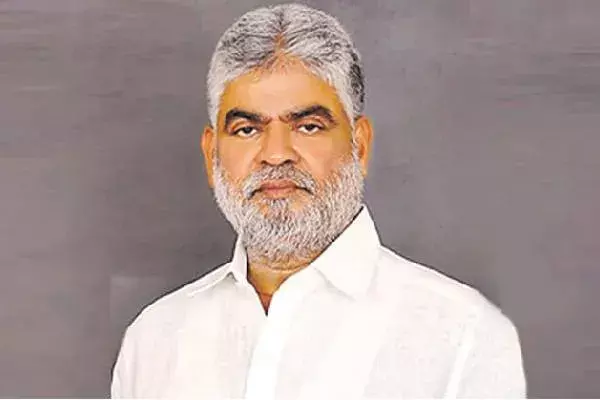 TG: 10 మంది ఫిరాయింపు ఎమ్మెల్యేలకు స్పీకర్ నోటీసులు