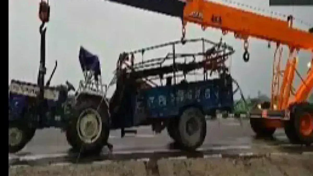 Uttar Pradesh:  భక్తులతో వెళ్తున్న ట్రాక్టర్ను ఢీకొట్టిన కంటైనర్.. 8 మంది మృతి ..43 మందికి తీవ్ర గాయాలు Uttar Pradesh:  భక్తులతో వెళ్తున్న ట్రాక్టర్ను ఢీకొట్టిన కంటైనర్.. 8 మంది మృతి ..43 మందికి తీవ్ర గాయాలు