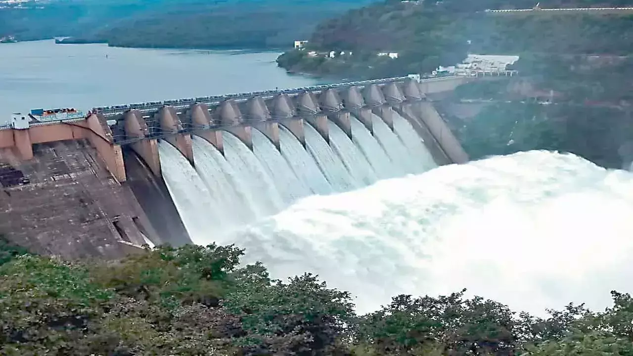Srisailam Reservoir : శ్రీశైలం జలాశయానికి  కొనసాగుతున్న వరద నీరు