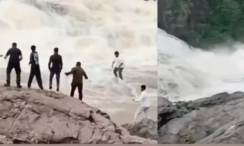 Odisha: రీల్స్ చేస్తూ జలపాతంలో కొట్టుకుపోయిన యూట్యూబర్.. Odisha: రీల్స్ చేస్తూ జలపాతంలో కొట్టుకుపోయిన యూట్యూబర్..