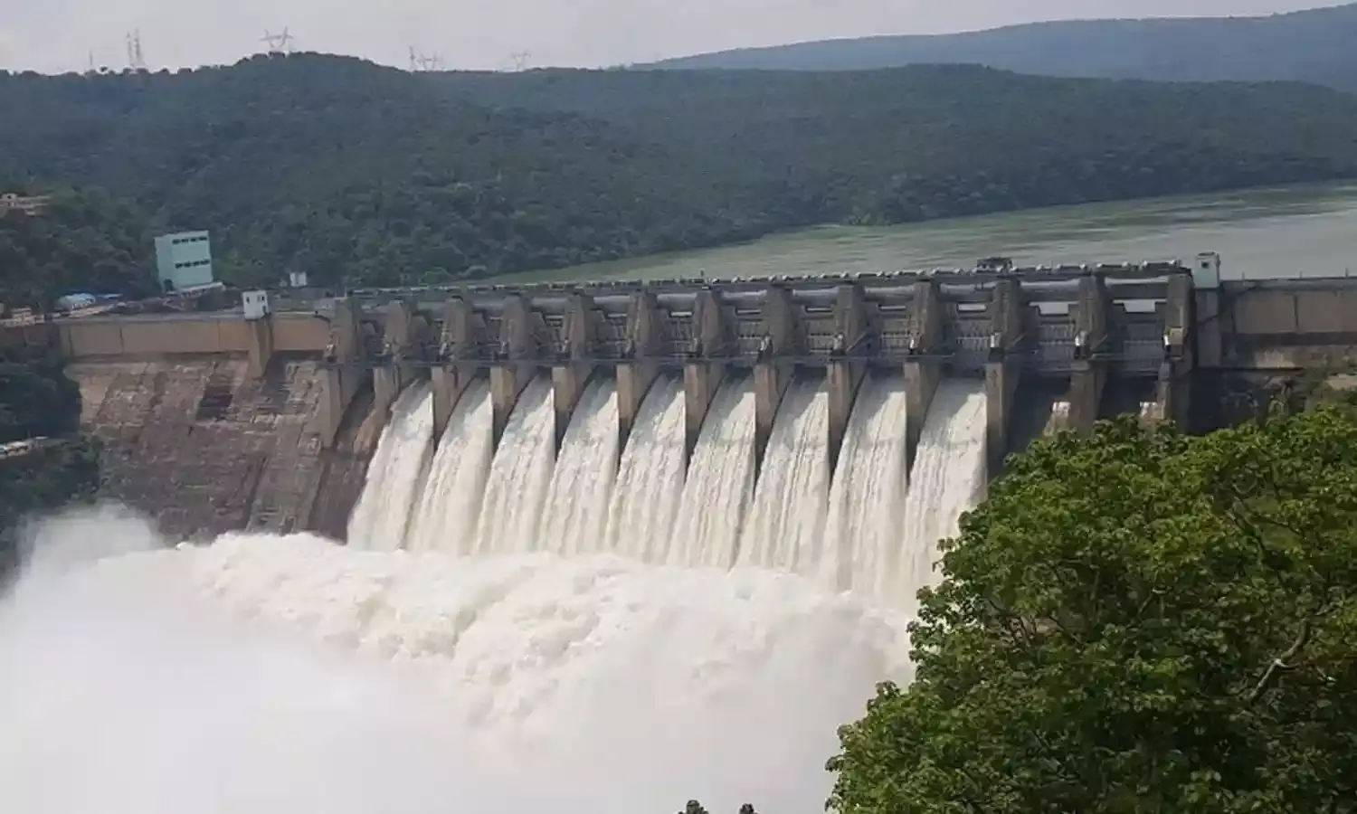 Srisailam Reservoir : శ్రీశైలం జలాశయానికి కొనసాగుతున్న వరద నీరు Srisailam Reservoir : శ్రీశైలం జలాశయానికి కొనసాగుతున్న వరద నీరు