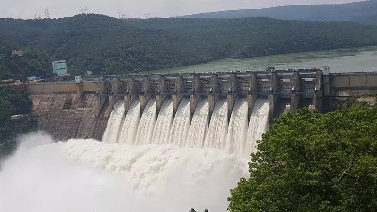 Srisailam Reservoir : శ్రీశైలం జలాశయానికి  కొనసాగుతున్న వరద నీరు