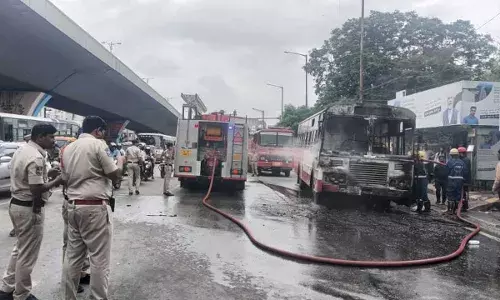 Hyderabad : మెహదీపట్నం బస్టాండ్లో ఆర్టీసీ బస్సులో అగ్నిప్రమాదం Hyderabad : మెహదీపట్నం బస్టాండ్లో ఆర్టీసీ బస్సులో అగ్నిప్రమాదం