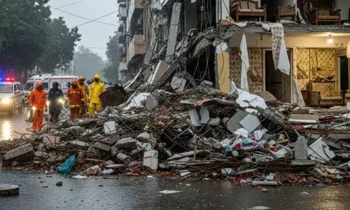 Delhi: భారీ వర్షాలకు కుప్పకూలిన నాలుగు అంతస్తుల భవనం..