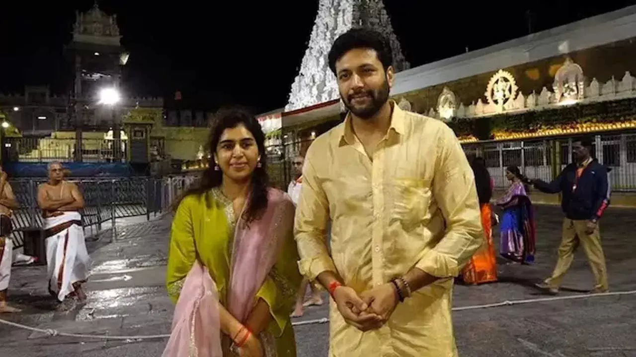 కోర్టులో విడాకుల కేసు.. సింగర్‌తో స్టార్ హీరో చెట్టాపట్టాల్.. నెటిజన్ల విమర్శలు..