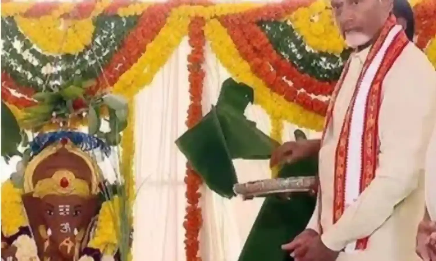 GANESH POOJA: విఘ్నేశ్వరుడికి ప్రముఖుల తొలి పూజ GANESH POOJA: విఘ్నేశ్వరుడికి ప్రముఖుల తొలి పూజ