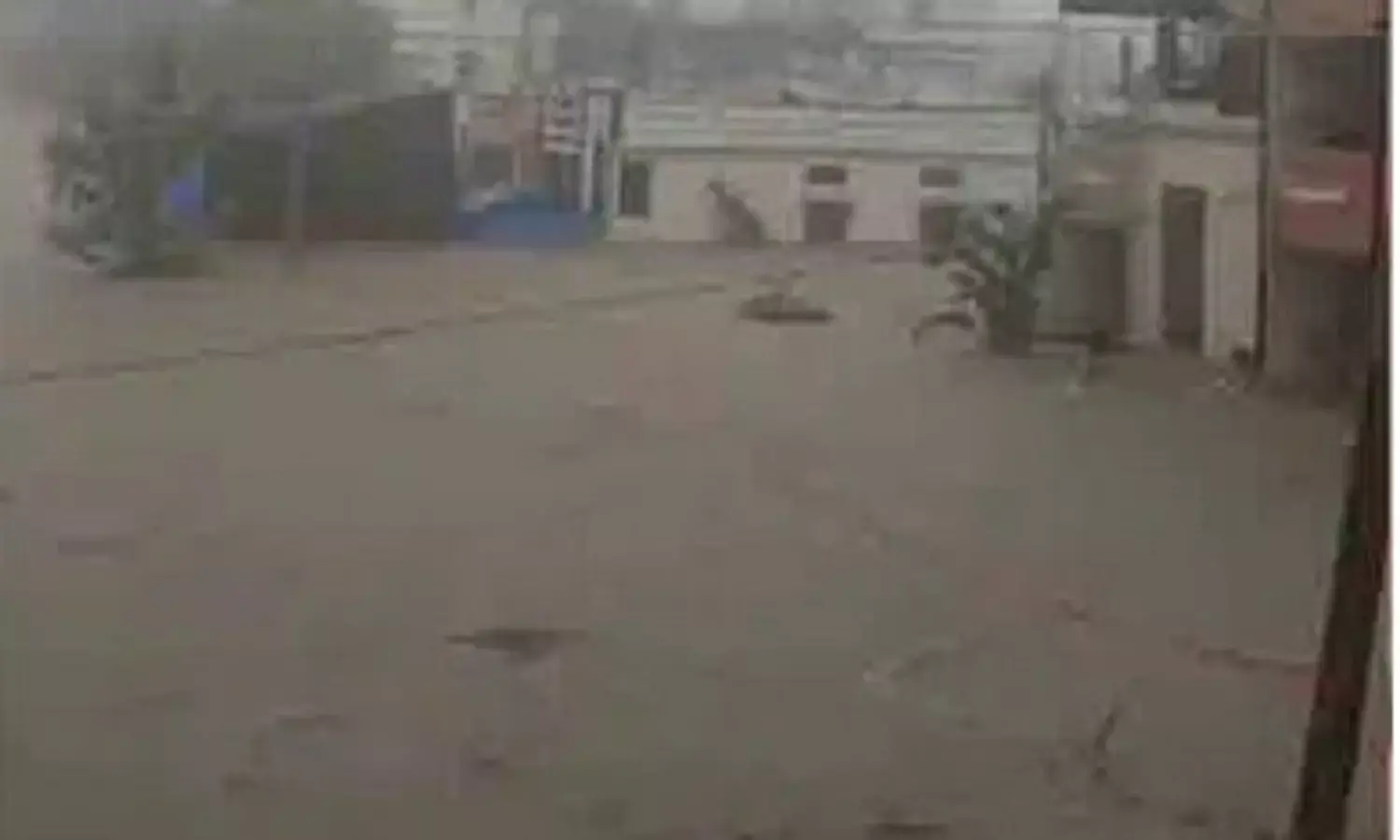RAINS: తెలుగు రాష్ట్రాల్లో వరుణ బీభత్సం RAINS: తెలుగు రాష్ట్రాల్లో వరుణ బీభత్సం