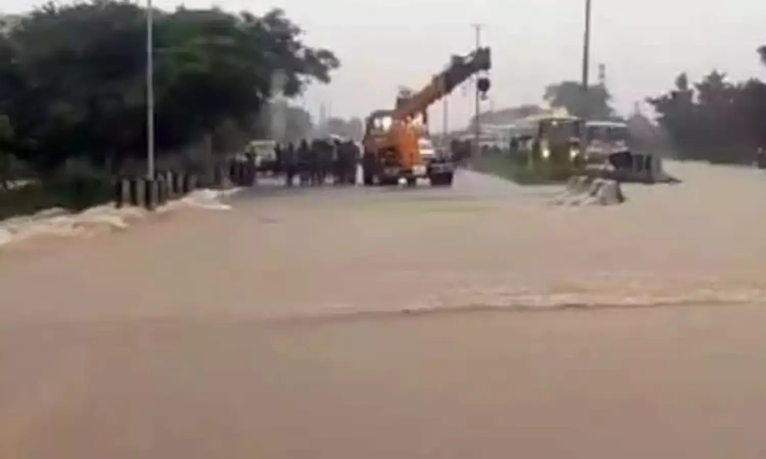RAINS: కామారెడ్డి - హైదరాబాద్ మధ్య రాకపోకలు బంద్ RAINS: కామారెడ్డి - హైదరాబాద్ మధ్య రాకపోకలు బంద్