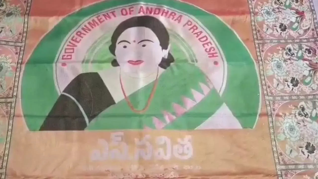AP Minister : ఏపీ మినిస్టర్ చిత్రపటాన్ని పట్టుచీరపై నేసిన అభిమాని AP Minister : ఏపీ మినిస్టర్ చిత్రపటాన్ని పట్టుచీరపై నేసిన అభిమాని