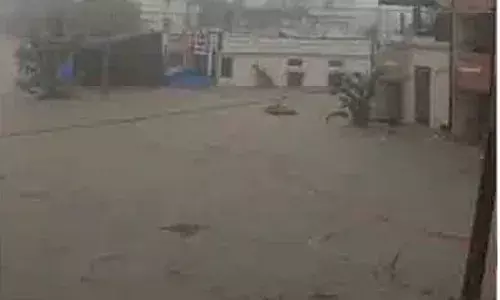 RAINS: తెలుగు రాష్ట్రాల్లో వరుణ బీభత్సం RAINS: తెలుగు రాష్ట్రాల్లో వరుణ బీభత్సం