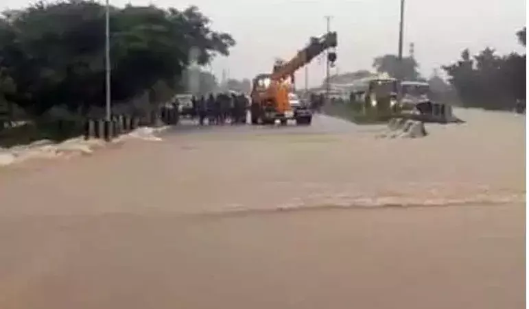 RAINS: కామారెడ్డి - హైదరాబాద్ మధ్య రాకపోకలు బంద్ RAINS: కామారెడ్డి - హైదరాబాద్ మధ్య రాకపోకలు బంద్