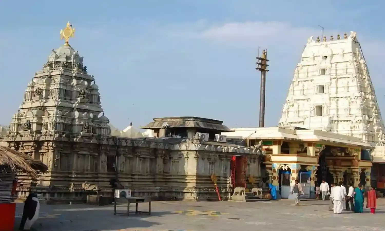 Srikalahasti : శ్రీకాళహస్తి దేవస్థానం టిక్కెట్ కౌంటర్ లో చోరీ! Srikalahasti : శ్రీకాళహస్తి దేవస్థానం టిక్కెట్ కౌంటర్ లో చోరీ!